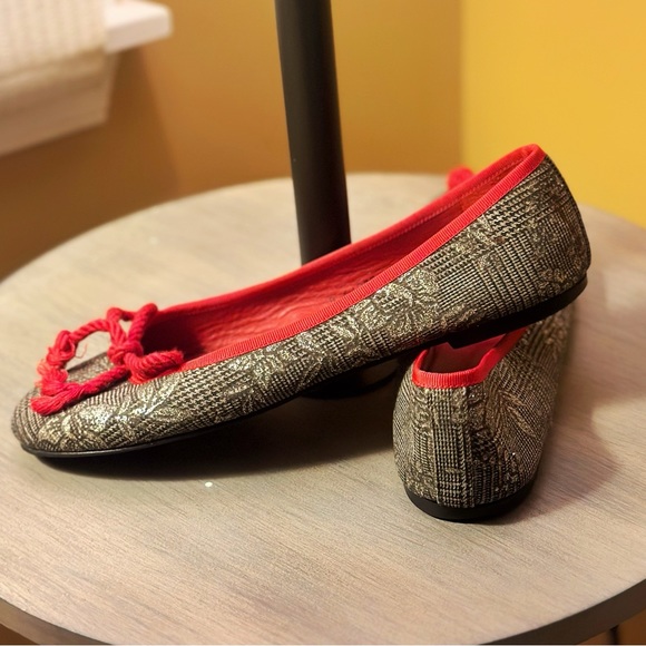 FS/NY DARK GREY SILVER BROCADE BALLET FLATS THICK RED LACE BOW 38 1/2 US 8 - Picture 5 of 5